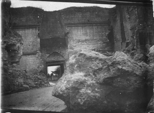 Coucy-le-Château (vues 1-8) ; les ruines d'une banque "nous nous promenions en allant faire notre corvée, nous voyons tout d'un coup Banque Lefevre de Laon, nous sommes descendus dans les caves. Les boches ont voulu ouvrir les coffres à la pioche et à la dynamite, il y en a deux qu'ils ne sont cependant pas arrivés à ouvrir" (lettre du 1er novembre 1917, vue 9) ; l'hôtel des ruines "une façade est encore debout" (lettre du 10 novembre 1917, vue 10) et quelques jours plus tard "l'hôtel des ruines est maintenant entièrement à terre" (lettre du 25 novembre 1917, vue 11).